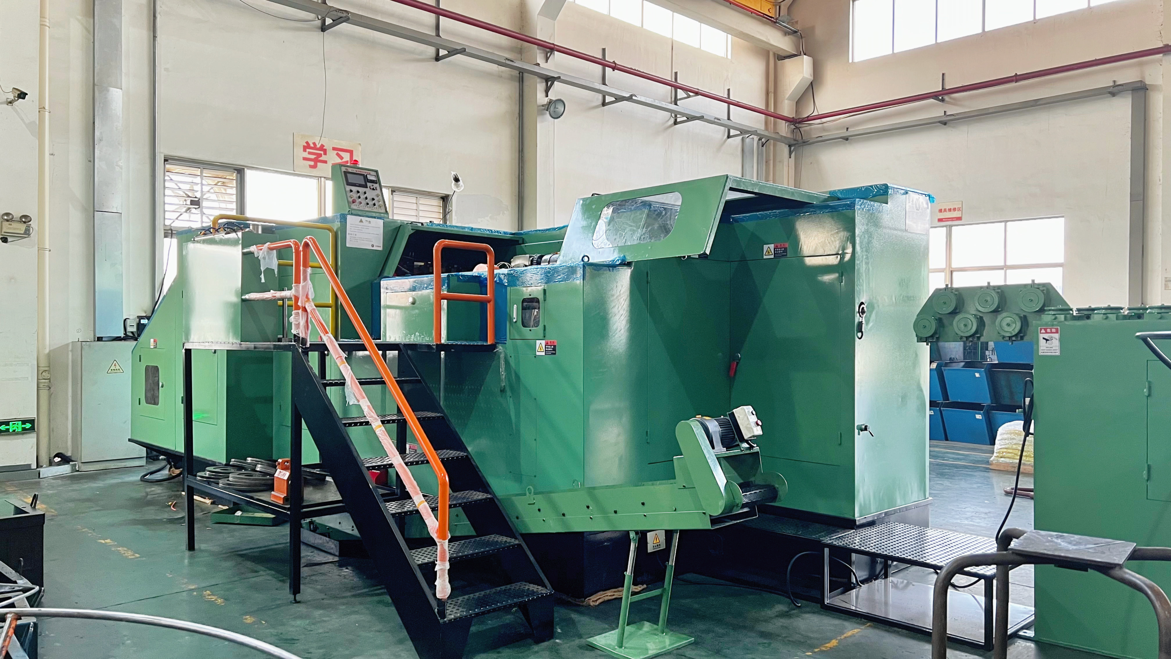 हमारे टूल्स को अपग्रेड करना, हमारी कला को बेहतर बनाना: जिन्सिक्सी ने बड़े आकार के फास्टनरों का उत्पादन करने के लिए 24बी कोल्ड हेडिंग मशीन पेश की